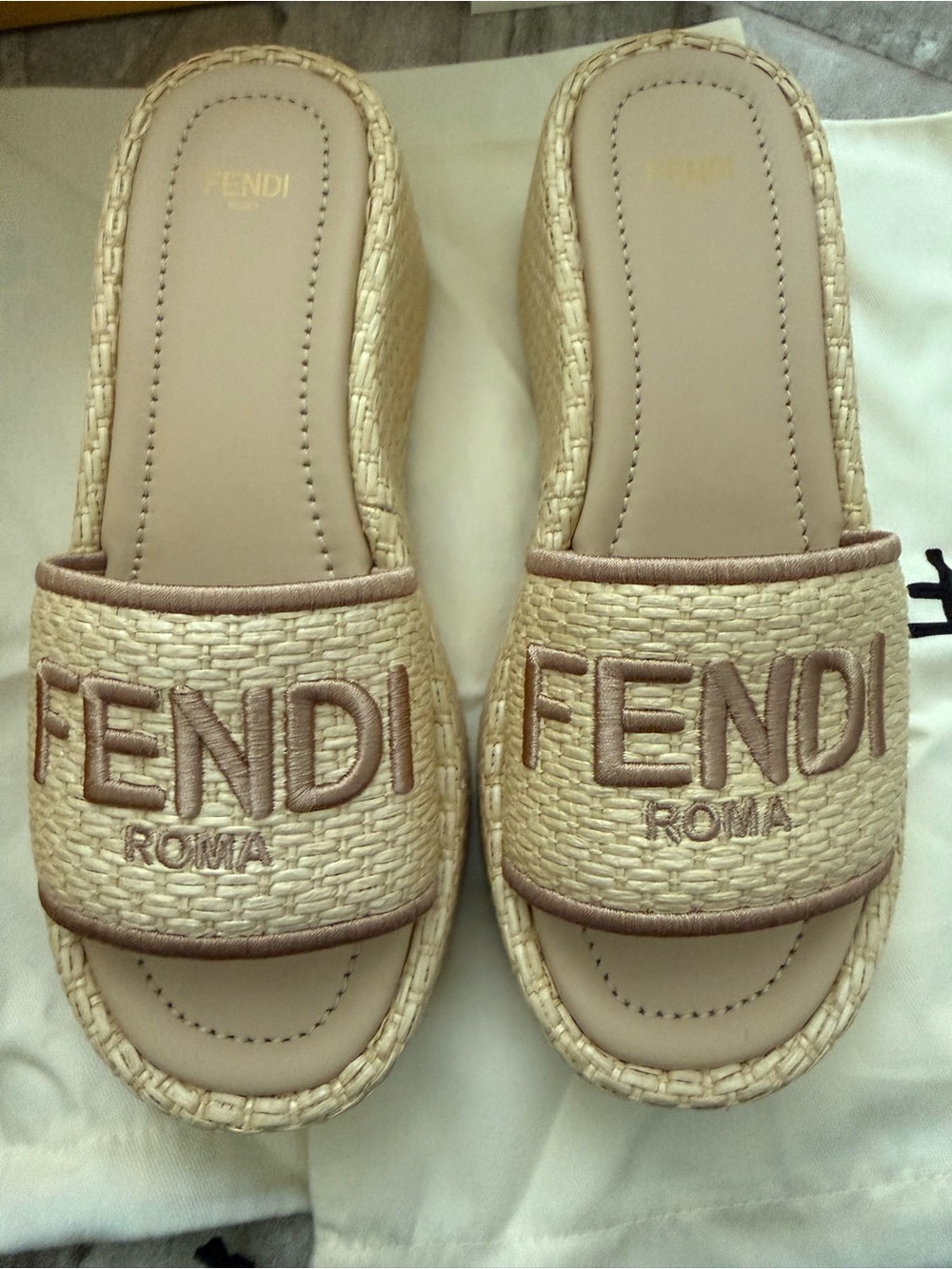 NWT Fendi Sunshine Raffia Sandals Slide Mules